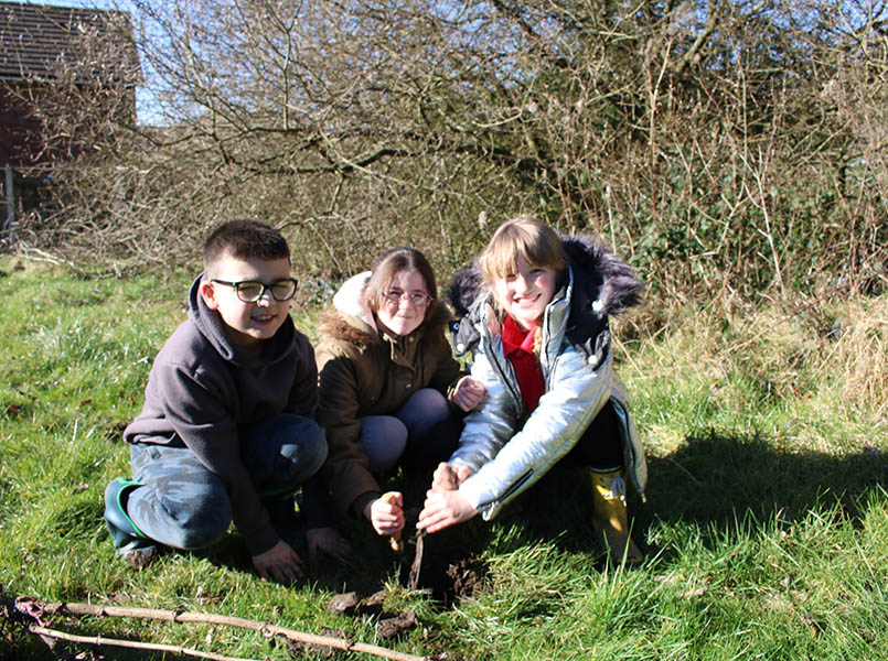 Hattersley schoolchildren dig in - Onward